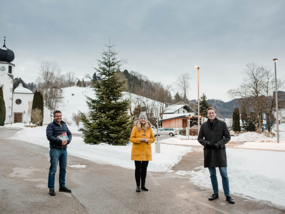 Landesrat Stefan Kaineder (rechts) mit der Bürgermeisterin von Altmünster, Nationalrätin Elisabeth Feichtinger und dem Naturpark-Manager Clemens Schnaitl im Ortsteil Reindlmühl (Altmünster), wo im vergangenen November die Straßenbeleuchtung Dark-Sky-konform umgerüstet wurde