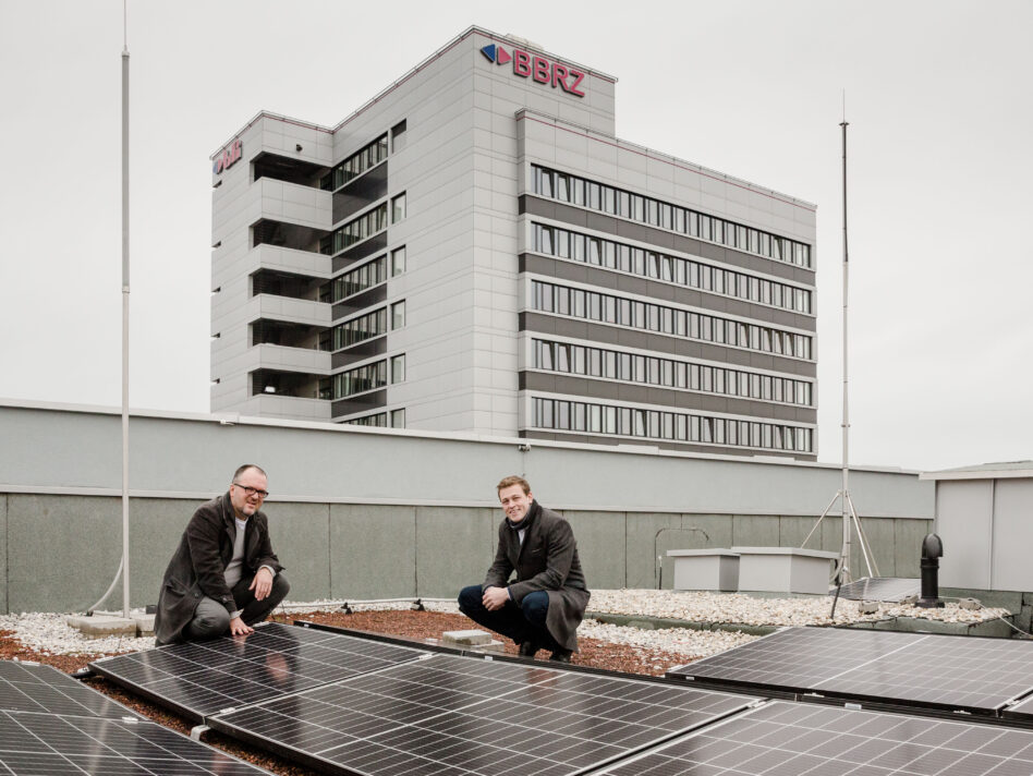 Klimalandesrat Stefan Kaineder mit dem Geschäftsführer des BFI Oberösterreich Dr. Christian Jungwirth vor dem neuen Sonnenkraftwerk am Dach des Linzer BFI