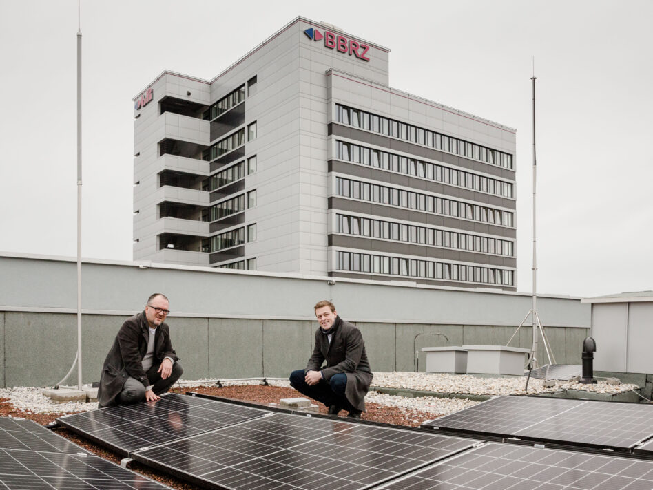 Klimalandesrat Stefan Kaineder mit dem Geschäftsführer des BFI Oberösterreich Dr. Christian Jungwirth vor dem neuen Sonnenkraftwerk am Dach des Linzer BFI