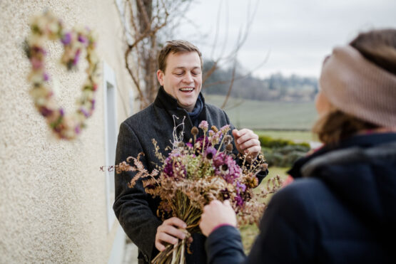 Landesrat Stefan Kaineder besorgt sich einen nachhaltigen Valentinstags-Strauß aus getrockneten heimischen Blumen bei der „Hofblüte“ von Doris Bistricky in Steyr