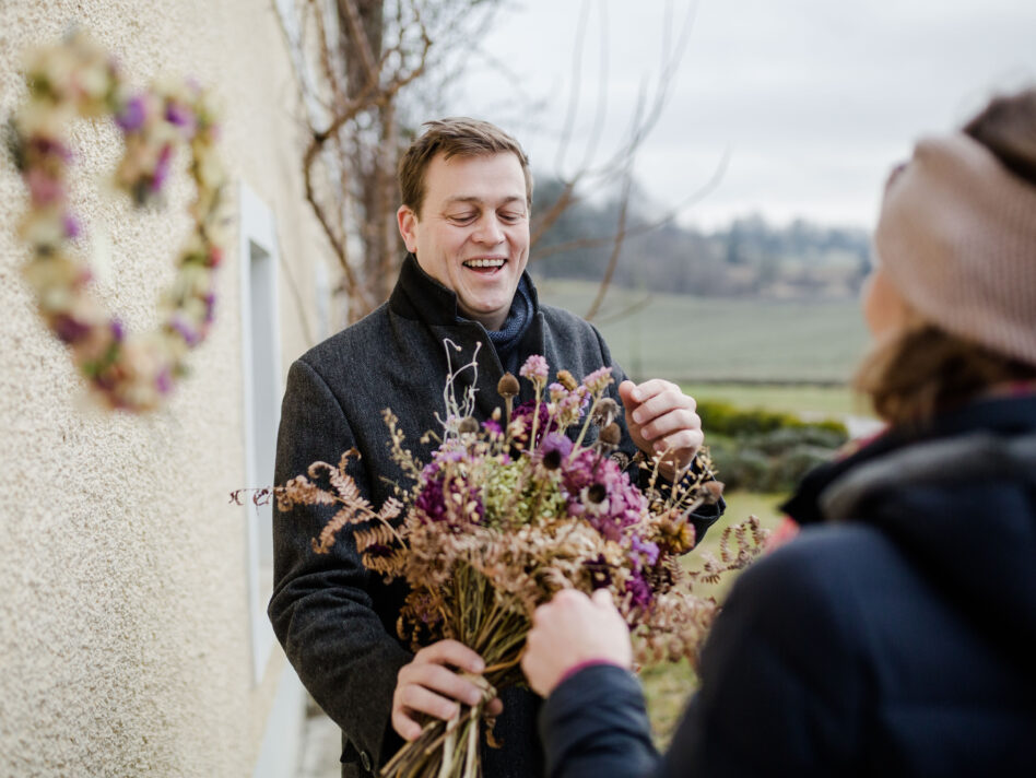 Landesrat Stefan Kaineder besorgt sich einen nachhaltigen Valentinstags-Strauß aus getrockneten heimischen Blumen bei der „Hofblüte“ von Doris Bistricky in Steyr