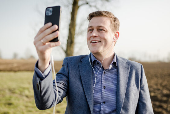 Klimalandesrat Stefan Kaineder eröffnet das erste Online-Vernetzungstreffen der Bienenfreundlichen Gemeinden