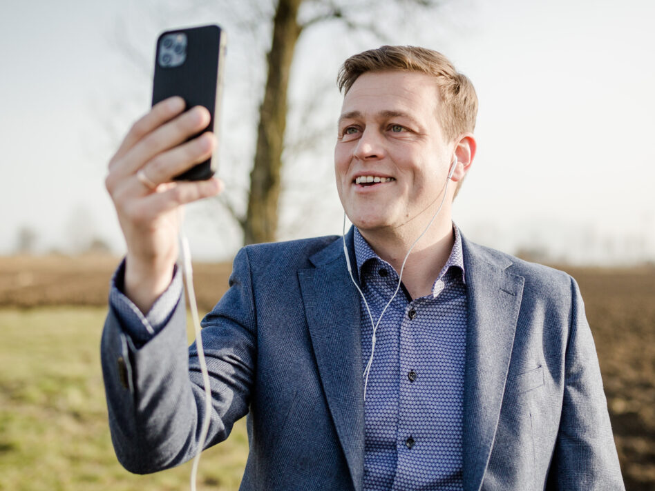 Klimalandesrat Stefan Kaineder eröffnet das erste Online-Vernetzungstreffen der Bienenfreundlichen Gemeinden