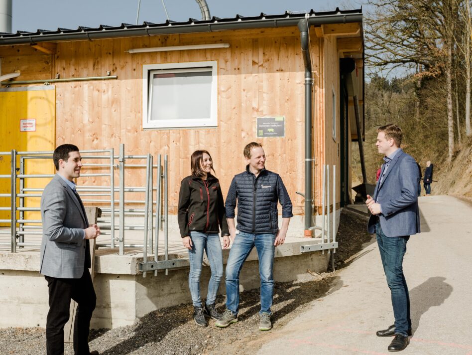 v.l.n.r: Tierschutzaktivist Sebastian Bohrn Mena, Anita und Herbert Holzinger mit Klima-Landesrat Stefan Kaineder vor dem Schweinestall der Familie Holzinger