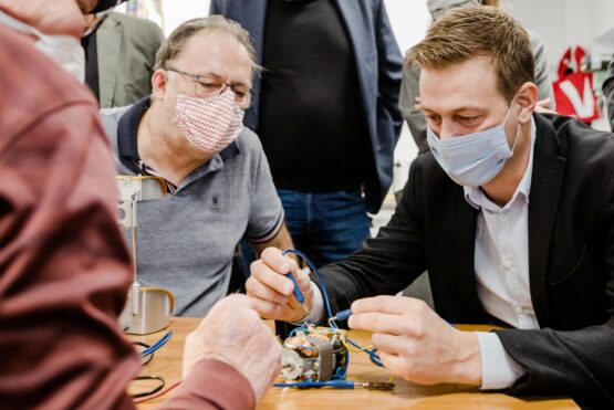 Klima-Landesrat Stefan Kaineder beim Löten eines Elektrogerätes im Oktober 2020