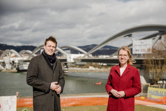 Klima-Landesrat Stefan Kaineder und Klimaschutz-Ministerin Leonore Gewessler nach der Pressekonferenz in Linz.