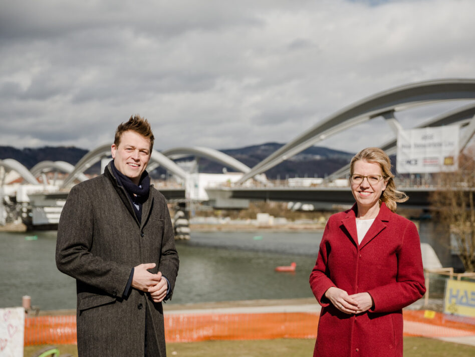 Klima-Landesrat Stefan Kaineder und Klimaschutz-Ministerin Leonore Gewessler nach der Pressekonferenz in Linz.