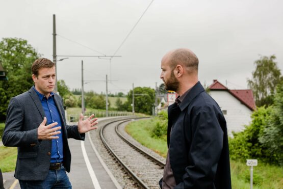 Klimalandesrat Stefan Kaineder mit Landtagsabgeordneter und Verkehrssprecher Severin Mayr