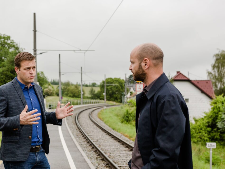 Klimalandesrat Stefan Kaineder mit Landtagsabgeordneter und Verkehrssprecher Severin Mayr