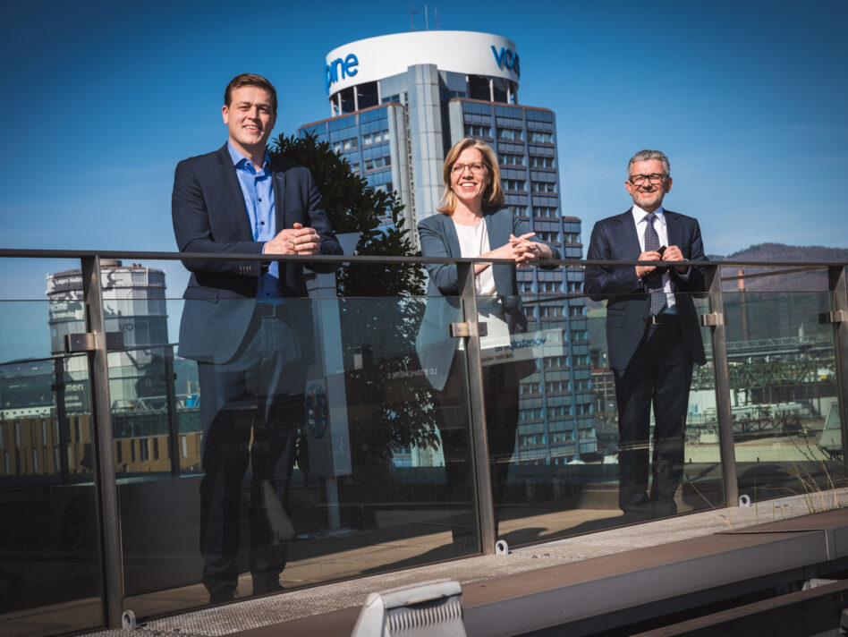 Vorstandsvorsitzender voestalpine Herbert Eibensteiner mit Klimaschutzministerin Leonore Gewessler und Klimalandesrat Stefan Kaineder