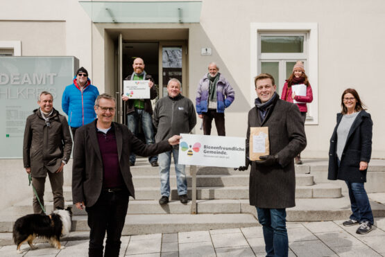 vorne: Bürgermeister Christian Denkmaier und Klimalandesrat Stefan Kaineder; 
hinten v.l.n.r.: Thomas Arnfelser (Gemeinderat), Peter Edelbauer (Mitarbeiter Bauhof Marktgemeinde Neumarkt i.M.), Markus Barth (Bienenbeauftragter Gemeinde Neumarkt i.M.), Roger Jagersberger (Obmann Imkerverein Neumarkt i.M., Obmann Bezirksgruppe Freistadt des Naturschutzbundes OÖ), Markus Kumpfmüller (Landschaftsplaner), Andrea Wagner und Gerlinde Larndorfer (Klimabündnis OÖ)