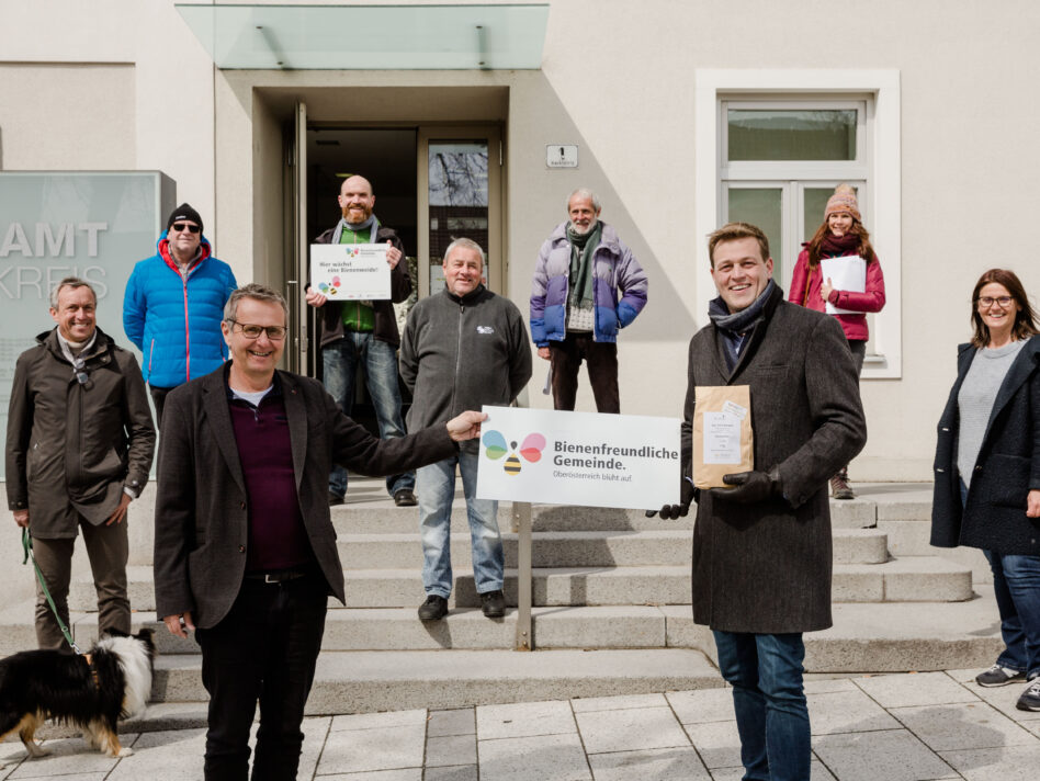 vorne: Bürgermeister Christian Denkmaier und Klimalandesrat Stefan Kaineder; 
hinten v.l.n.r.: Thomas Arnfelser (Gemeinderat), Peter Edelbauer (Mitarbeiter Bauhof Marktgemeinde Neumarkt i.M.), Markus Barth (Bienenbeauftragter Gemeinde Neumarkt i.M.), Roger Jagersberger (Obmann Imkerverein Neumarkt i.M., Obmann Bezirksgruppe Freistadt des Naturschutzbundes OÖ), Markus Kumpfmüller (Landschaftsplaner), Andrea Wagner und Gerlinde Larndorfer (Klimabündnis OÖ)