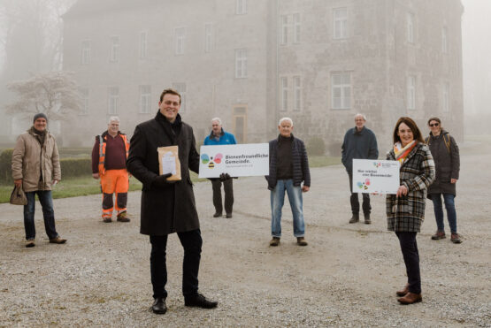 v.l.: Karl Billinger (Arbeitskreis „Bienenfreundliche Gemeinde“), Alfred Hurt (Bauhofleiter), Landesrat Stefan Kaineder, Kurt Rothbauer (Obmann Verschönerungsverein), Josef Dieplinger (Arbeitskreis „Bienenfreundliche Gemeinde“), Markus Kumpfmüller (Landschaftsplaner), Daniela Frauscher (Gemeinderätin und Bienenbeauftragte) und Margit Zauner (Klimabündnis OÖ) vor dem Kunsthaus Burg Obernberg