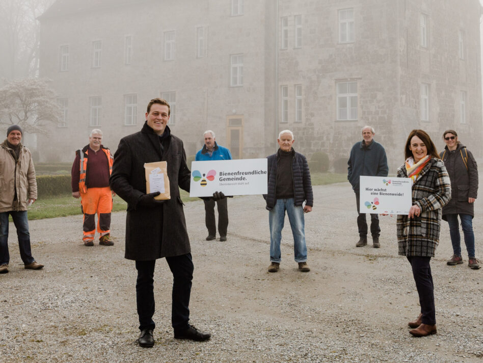 v.l.: Karl Billinger (Arbeitskreis „Bienenfreundliche Gemeinde“), Alfred Hurt (Bauhofleiter), Landesrat Stefan Kaineder, Kurt Rothbauer (Obmann Verschönerungsverein), Josef Dieplinger (Arbeitskreis „Bienenfreundliche Gemeinde“), Markus Kumpfmüller (Landschaftsplaner), Daniela Frauscher (Gemeinderätin und Bienenbeauftragte) und Margit Zauner (Klimabündnis OÖ) vor dem Kunsthaus Burg Obernberg