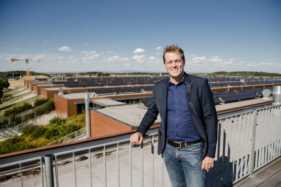Klima-Landesrat Stefan Kaineder über Sonnenkraftwerksdächern der Fronius-Werkshallen in Sattledt