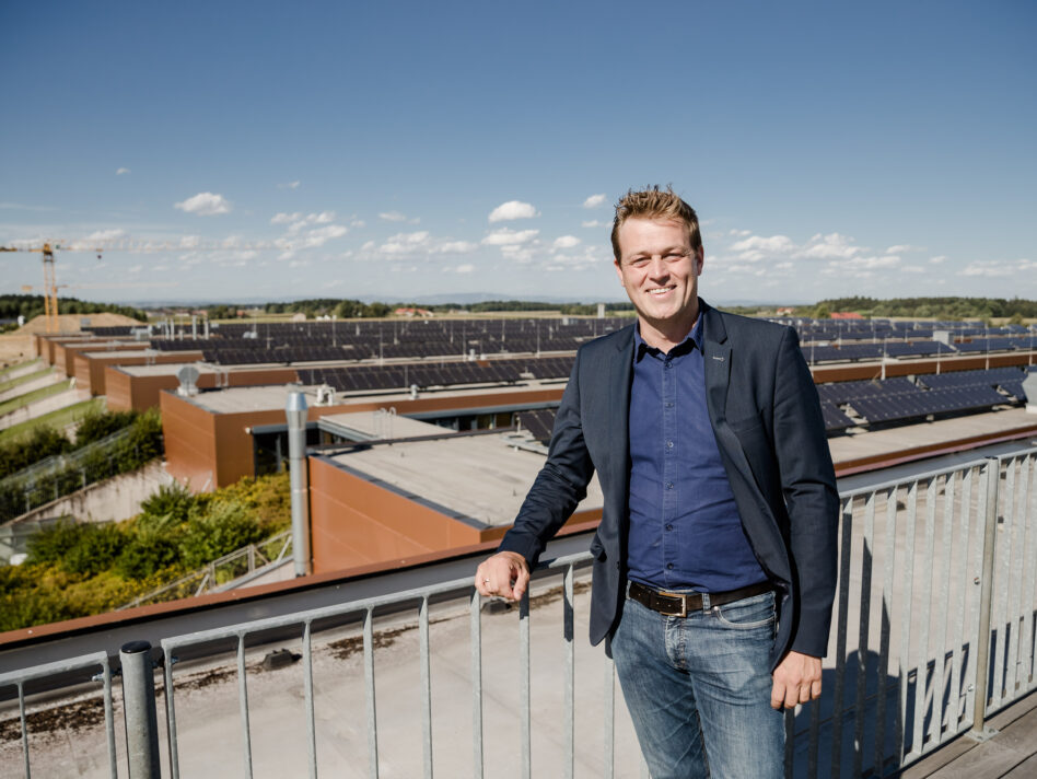 Klima-Landesrat Stefan Kaineder über Sonnenkraftwerksdächern der Fronius-Werkshallen in Sattledt