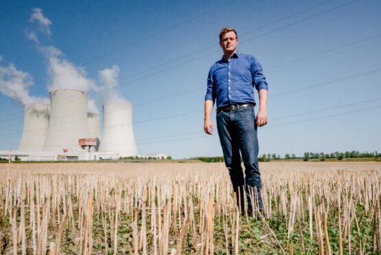 Klima-Landesrat Stefan Kaineder vor dem Atomkraftwerk Temelin in Tschechien