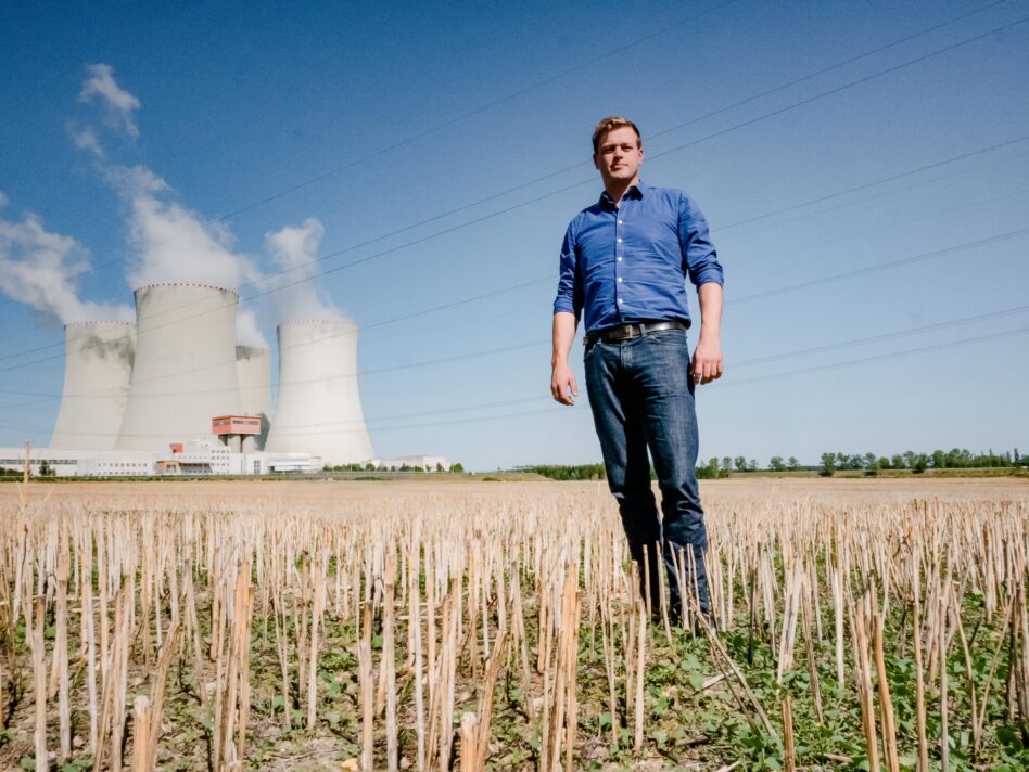 Klima-Landesrat Stefan Kaineder vor dem Atomkraftwerk Temelin in Tschechien