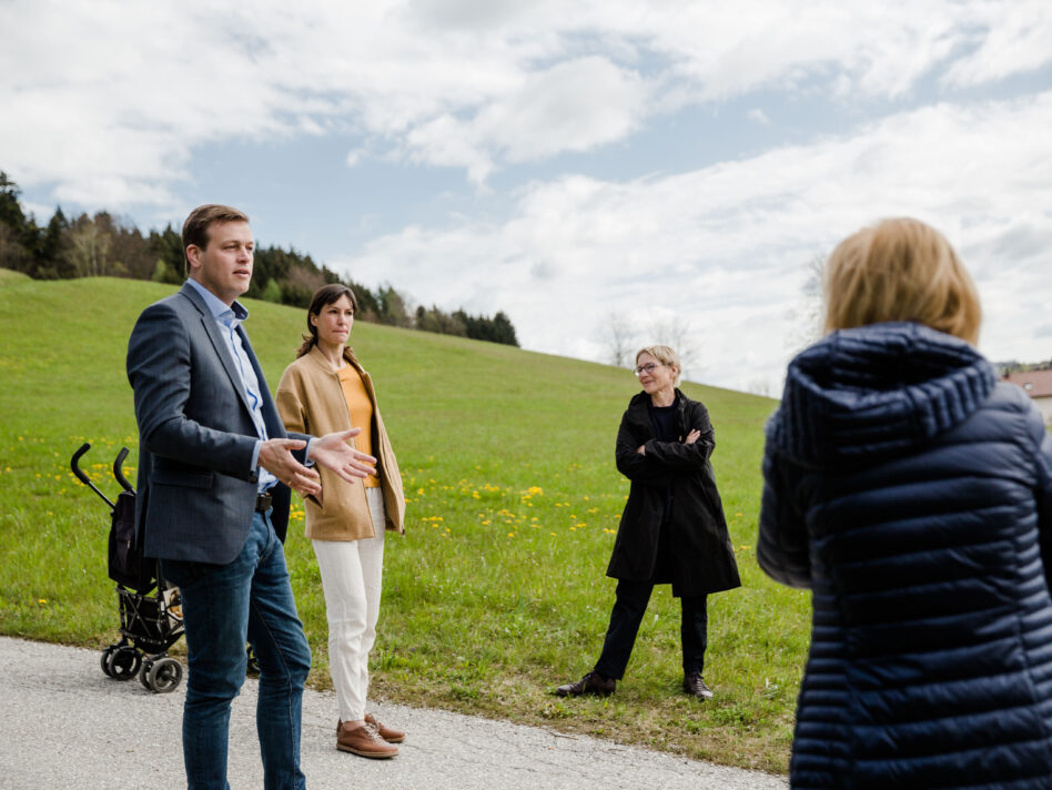 Klimalandesrat Stefan Kaineder mit Ava Felgendreher (Grüne Scharnstein) und Landtagsabgeordneter Uli Böker beim Lokalaugenschein mit AnrainerInnen in der Lahn