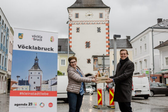 Bürgermeisterin Mag.a Dr.in Elisabeth Kölblinger mit Klima-Landesrat Stefan Kaineder in Vöcklabruck