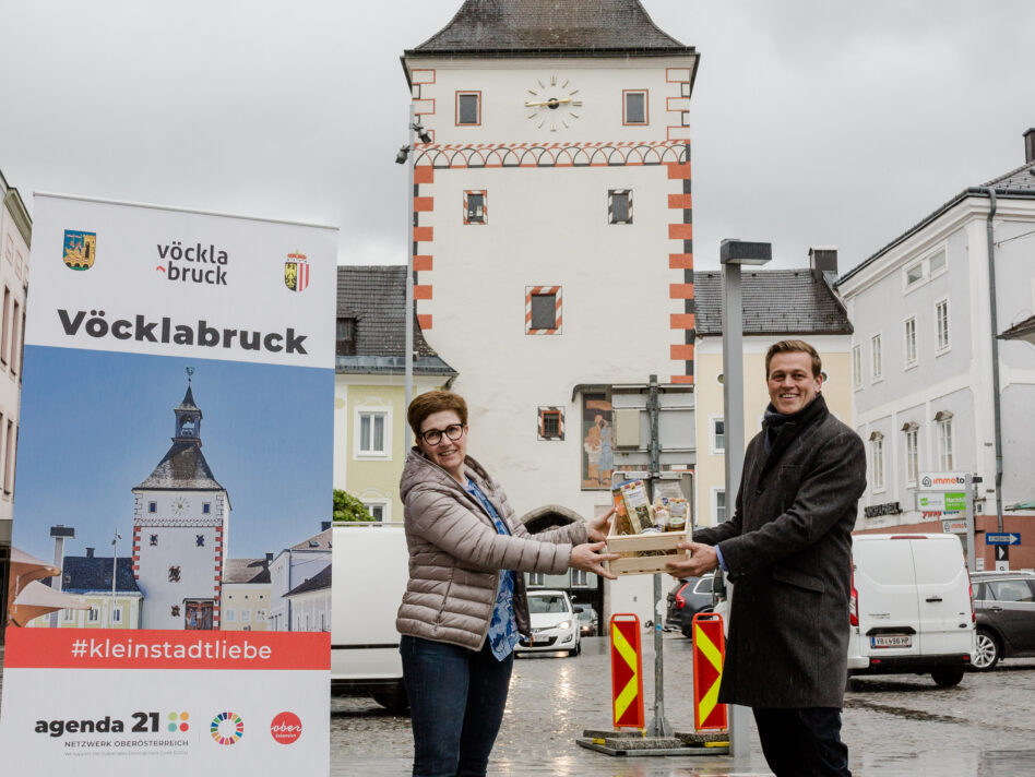 Bürgermeisterin Mag.a Dr.in Elisabeth Kölblinger mit Klima-Landesrat Stefan Kaineder in Vöcklabruck