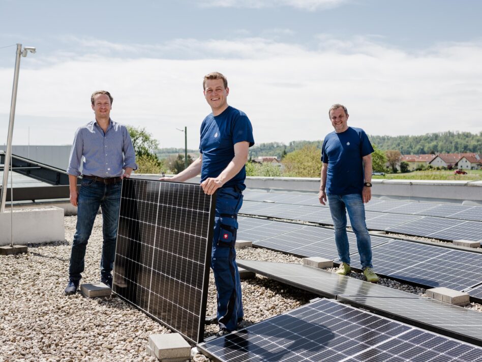 Dietmar Wiesinger MBA , Celum-COO, Klima-Landesrat Stefan Kaineder und Andreas Gahleitner, Geschäftsführer Fa. Gahleitner, bei der Montage von Solarpaneelen auf dem Dach von Celum in Linz