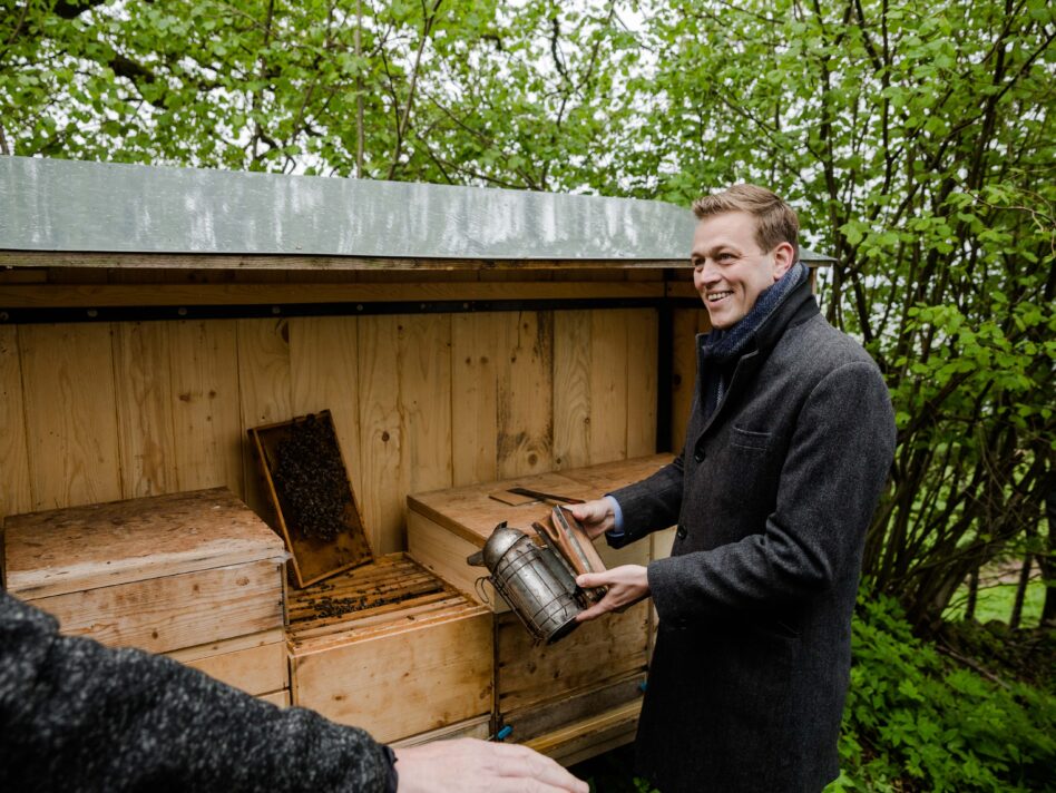 Landesrat Stefan Kaineder fordert einen Ausstieg aus hochgefährlichen Bienengiften