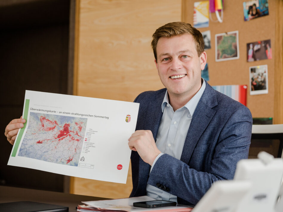 Klimalandesrat Stefan Kaineder mit der Überhitzungskarte für den Zentralraum Oberösterreichs