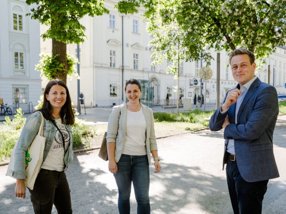 (v.l.) Landjugend OÖ-Geschäftsführerin Stefanie Schauer und Landjugend OÖ-Landesleiterin Theresa Neubauer mit Klima-Landesrat Stefan Kaineder