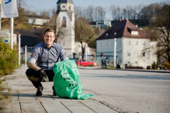 Umwelt-Landesrat Stefan Kaineder freut sich über die Rekordbeteiligung bei der „Hui statt Pfui“-Flurreinigungsaktion