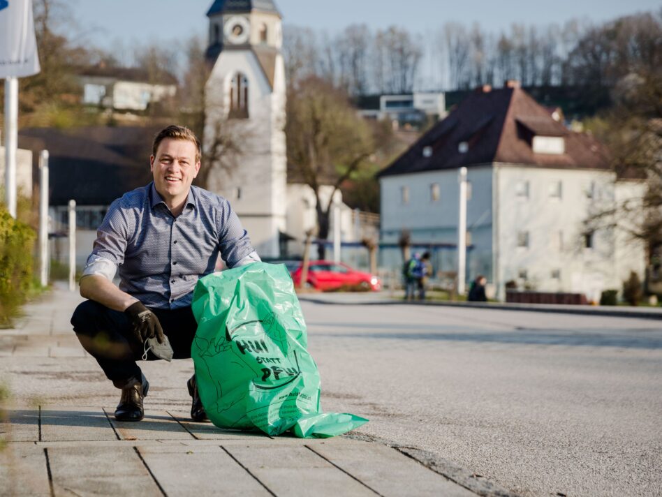 Umwelt-Landesrat Stefan Kaineder freut sich über die Rekordbeteiligung bei der „Hui statt Pfui“-Flurreinigungsaktion