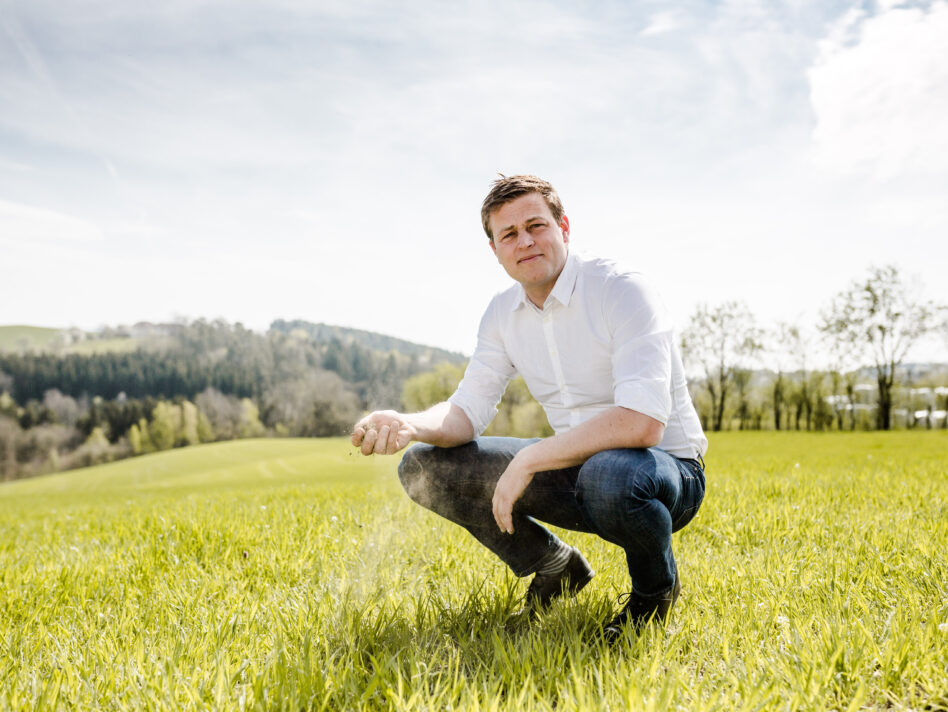 Auf Initiative des Umwelt-Landesrates Stefan Kaineder werden in einem bundesweiten Projekt die Böden untersucht, um die Belastung der Böden mit Mikroplastik zu beforschen