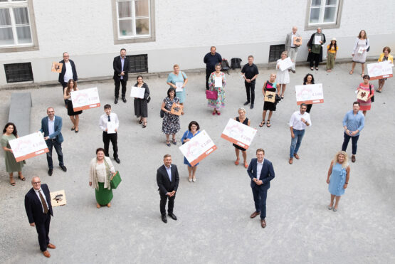 Integrations-Landesrat Stefan Kaineder mit der Jury und allen Preisträger/innen des Landespreises