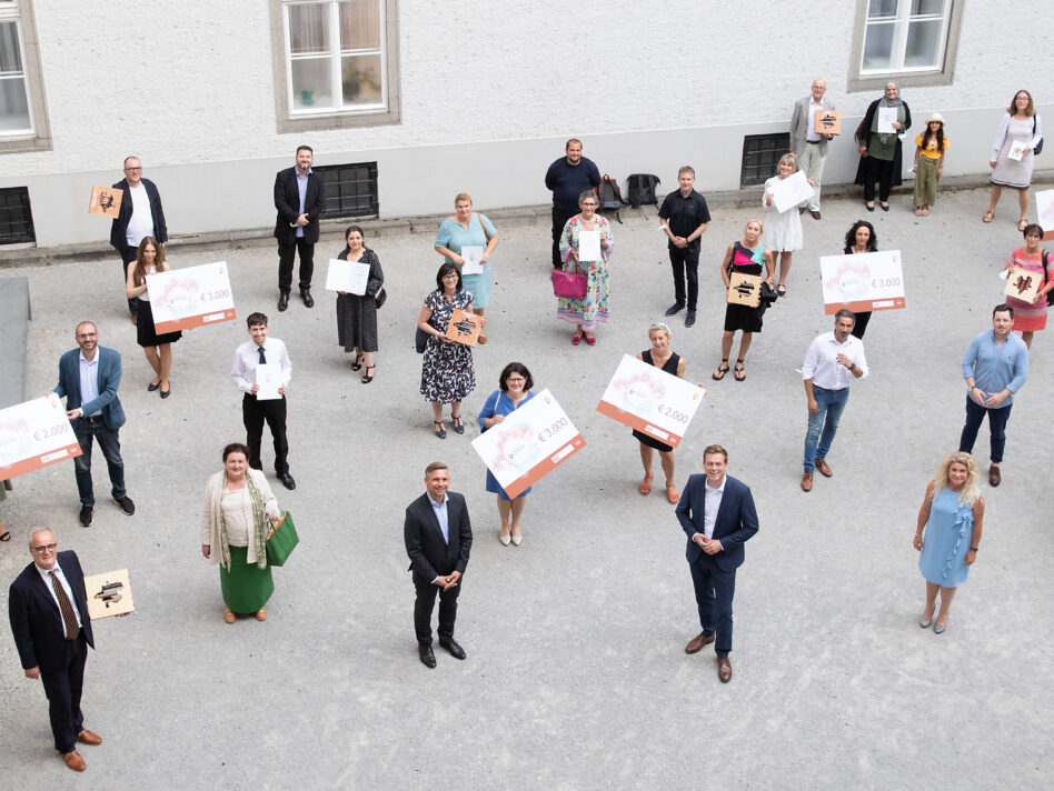 Integrations-Landesrat Stefan Kaineder mit der Jury und allen Preisträger/innen des Landespreises