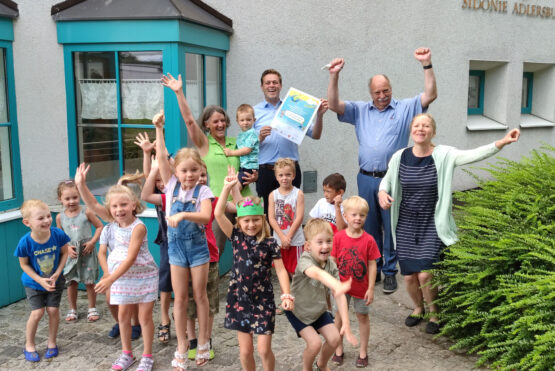 Die Kinder des Gewinner-Kindergartens mit Leiterin Gerda Ellek, Klima-Landesrat Stefan Kaineder, Bgm. Manfred Kalchmair und Ulrike Singer (Klimabündnis OÖ) (v.l.)