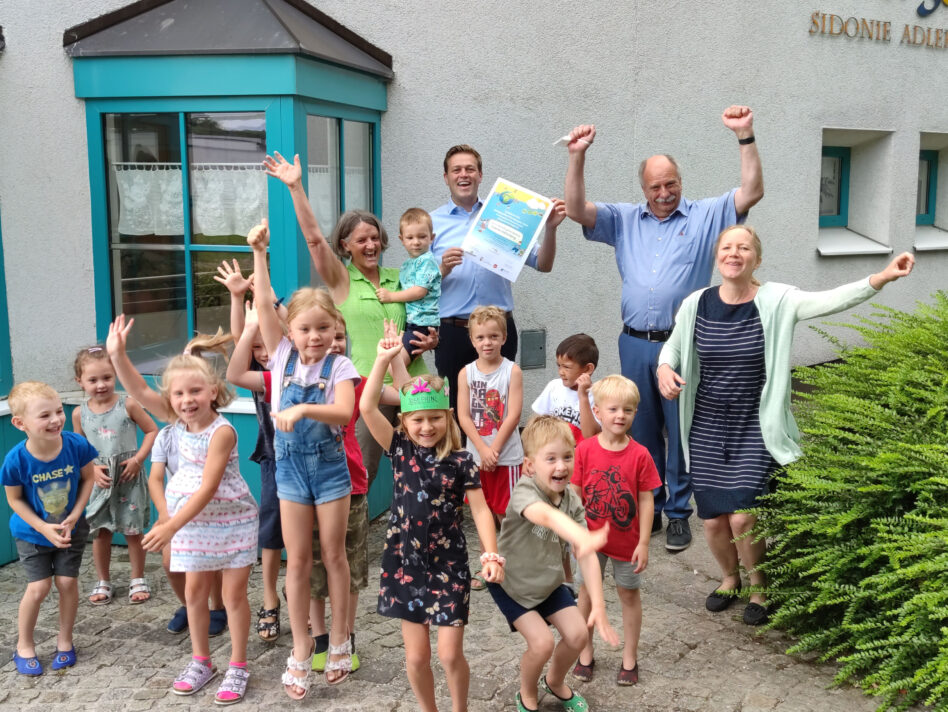 Die Kinder des Gewinner-Kindergartens mit Leiterin Gerda Ellek, Klima-Landesrat Stefan Kaineder, Bgm. Manfred Kalchmair und Ulrike Singer (Klimabündnis OÖ) (v.l.)