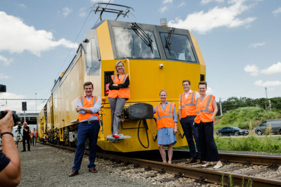 Johannes Max-Theurer (CEO und Eigentümer Plasser & Theurer), Klimaschutzministerin Leonore Gewessler, Victoria Max-Theuer (Eigentümerin Plasser & Theurer), Klima-Landesrat Stefan Kaineder und die Linzer Stadträtin Eva Schobesberger