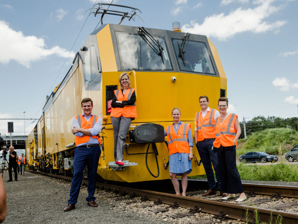 Johannes Max-Theurer (CEO und Eigentümer Plasser & Theurer), Klimaschutzministerin Leonore Gewessler, Victoria Max-Theuer (Eigentümerin Plasser & Theurer), Klima-Landesrat Stefan Kaineder und die Linzer Stadträtin Eva Schobesberger