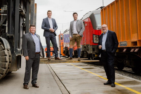 Kurt Bernegger sen., Klima-Landesrat Stefan Kaineder, Kurt Bernegger jun. und Andreas Matthä eröffneten die neue Anschlussbahn der Fa. Bernegger in Enns