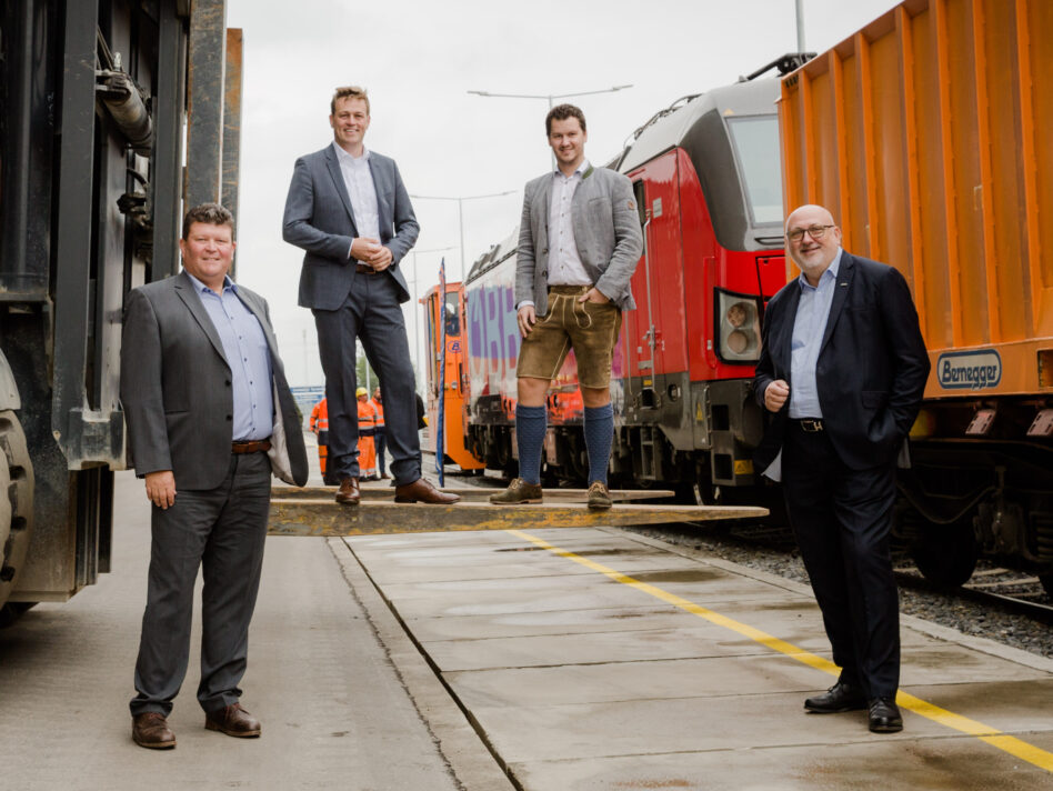 Kurt Bernegger sen., Klima-Landesrat Stefan Kaineder, Kurt Bernegger jun. und Andreas Matthä eröffneten die neue Anschlussbahn der Fa. Bernegger in Enns