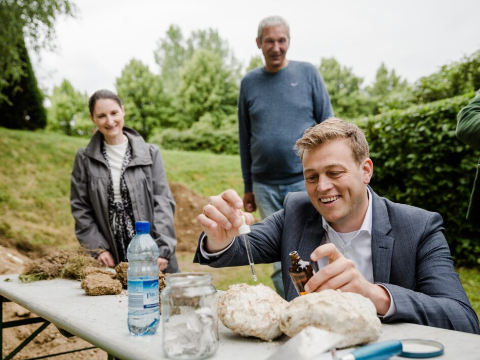 Klima-Landesrat Stefan Kaineder macht eine Kalkprobe mit Salzsäure am Bodenfest