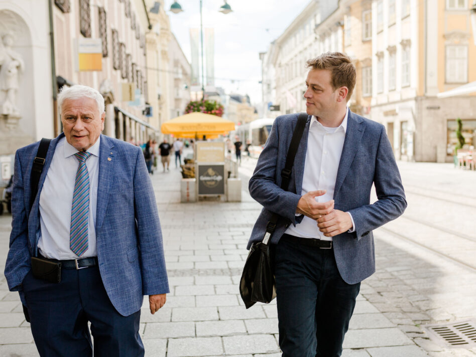 Klima-Landesrat Stefan Kaineder präsentierte mit em. Universitätsprofessor Dr. Friedrich Schneider eine neue Studie zu Wirtschaftswachstum und Beschäftigung durch Investitionen in Erneuerbare in Oberösterreich