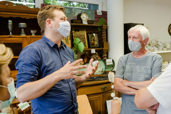 Klima-Landesrat Stefan Kaineder beim Besuch eines Revital-Shops.