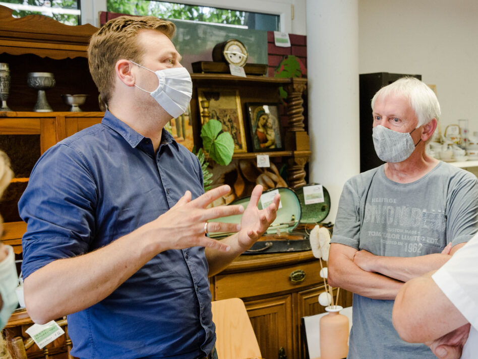 Klima-Landesrat Stefan Kaineder beim Besuch eines Revital-Shops.