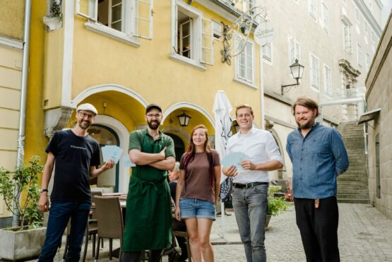 Norbert Rainer, Pierre Jean Levassor, Agnes Köllö, Klima-Landesrat Stefan Kaineder und Christoph Emmerich Boxhofer vor dem Leopoldistüberl (v.l.)