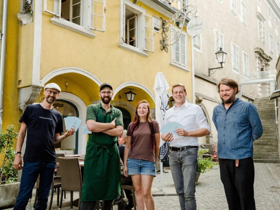 Norbert Rainer, Pierre Jean Levassor, Agnes Köllö, Klima-Landesrat Stefan Kaineder und Christoph Emmerich Boxhofer vor dem Leopoldistüberl (v.l.)