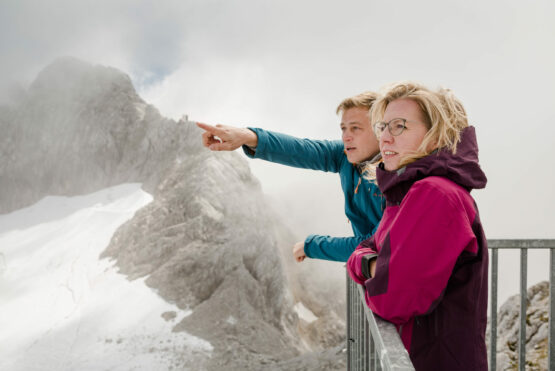 Klimaschutzministerin Leonore Gewessler mit Klima-Landesrat Stefan Kaineder am Dachsteingletscher