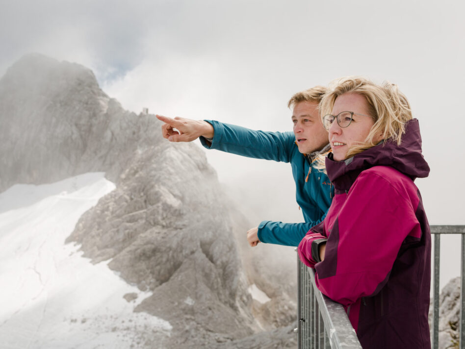 Klimaschutzministerin Leonore Gewessler mit Klima-Landesrat Stefan Kaineder am Dachsteingletscher