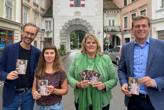 Mag. Norbert Rainer, Mag.a Magdalena Glasner, Vizebürgermeisterin Silvia Huber und Klima-Landesrat Stefan Kaineder mit dem neuen Welser Einkaufsführer