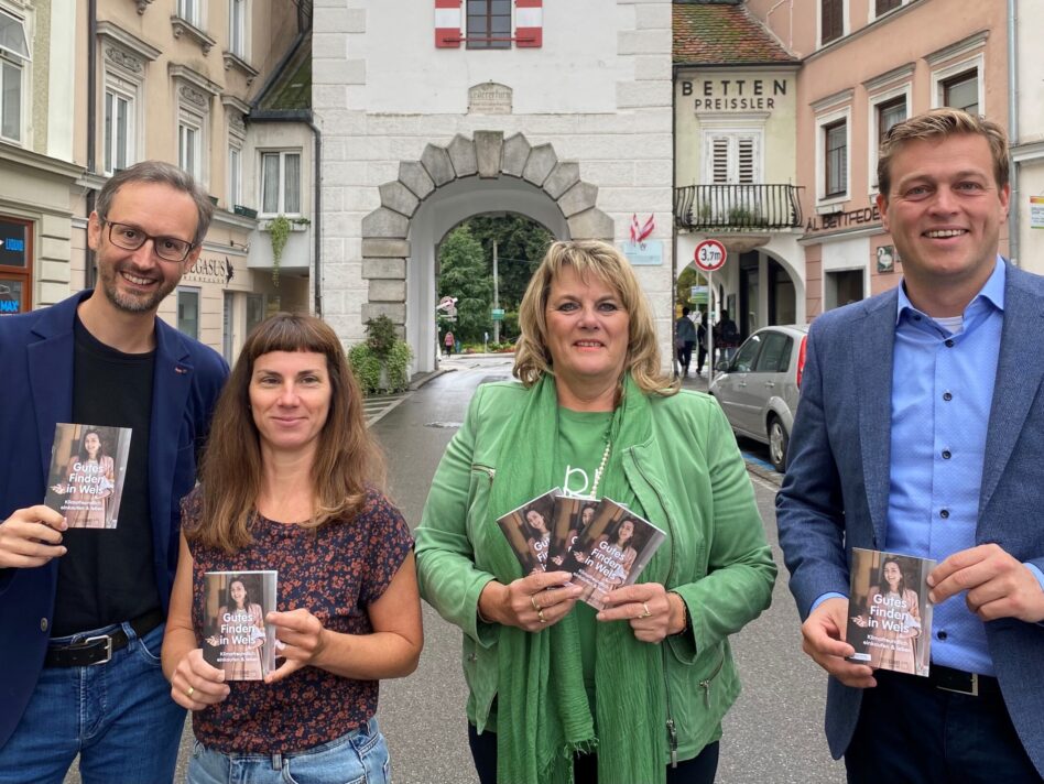 Mag. Norbert Rainer, Mag.a Magdalena Glasner, Vizebürgermeisterin Silvia Huber und Klima-Landesrat Stefan Kaineder mit dem neuen Welser Einkaufsführer